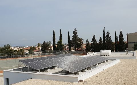 Φωτοβολταϊκά συστήματα σε 405 σχολικά κτήρια μέχρι τον Μάρτιο του 2022 - Επίσκεψη υπουργών Ενέργειας και Παιδείας στο δημοτικό Αθηένου